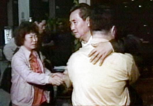 바그다드 서쪽 라마디 인근에서 이라크 저항세력에 붙잡혔던 김상미.허민영 목사등 7명이 지난9일 새벽 무사히 바그다드에 도착했다. MBC촬영