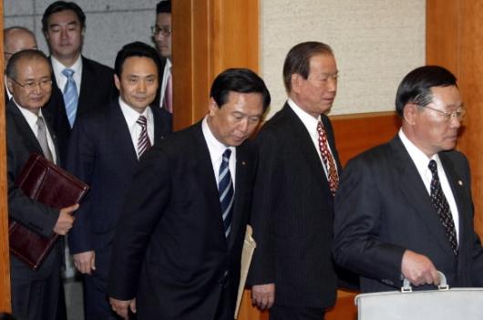 9일 헌법재판소에서 열린 노무현 대통령 탄핵에대한 제3차 공개변론에서 국회소추인단이 대법정에 입장하고 있다.