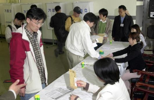17대 총선 부재자 투표  17대 총선 부재자 투표 실시 첫 날인 9일 서울 연세대에 마련된 투표장에서 대학생 유권자들이 투표에 앞서 선거인 명부를 확인하고 있다. 이호정기자 hojeong@