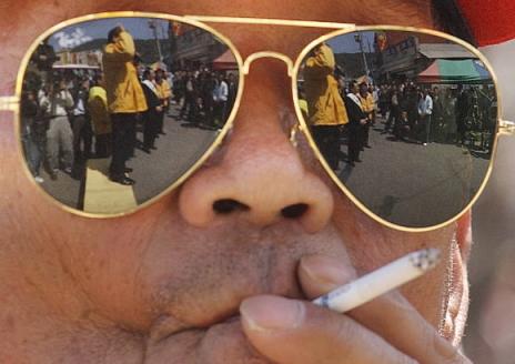 누가 될까 9일 강원도 인제 상동리 5일장에서 실시된 유세에서 한 유권자가 유세 내용을 듣고 있다.유권자의 선글라스에 비친 유세 장면이 이채롭다. 남상인기자 sanginn@