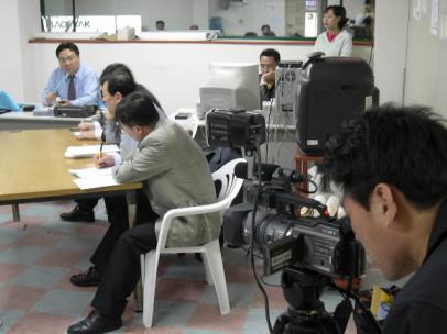 8일 저녁 충남 천안의 한 국회의원 후보 사무실에서 후보·자문위원들이 모여 TV토론회를 방불케 하는 리허설을 하고 있다. 천안 김효섭기자 newworld@