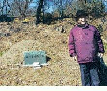 강상호의 무덤을 돌보고 있는 큰아들 강인수…