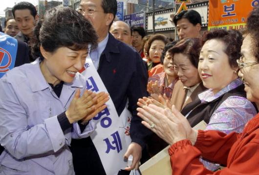 영등포서 한나라당 박근혜(왼쪽)대표가 9일 서울 영등포 대신시장에서 총선 지원유세를 벌이면서 시민들과 함께 박수를 치며 인사하고 있다. 최해국기자 seaworld@