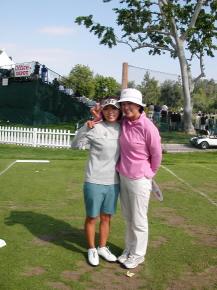 김미현(왼쪽)과 어머니 왕선행씨가 지난 5일 로스앤젤레스 인근 엘카바예로 골프장에서 열린 LPGA 투어 오피스디포 챔피언십 3라운드를 마친 뒤 어깨동무를 한 채 다정하게 웃고 있다.