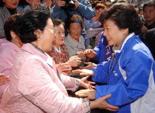 한나라당 박근혜(오른쪽) 대표가 11일 경기도 포천시에서 지원 유세를 벌이며 막판 표몰이에 나서고 있다. 최해국기자 seaworld@