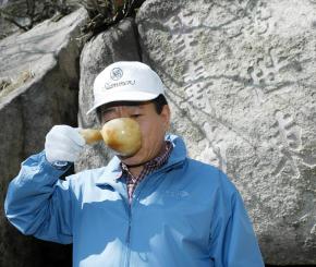 노무현대통령이 11일 오전 청와대출입기자들과 청와대뒤 북악산을 2시간여동안 등반하며 약수터에서 물을 마시고 있다. 청와대제공