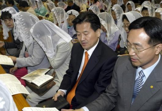 미사드리는 정동영의장 정의장이 부활절이었던 지난 11일 성당에서 미사를 드리고있다. 서울신문 포토라이브러리