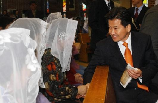 정의장 성당 방문 열린우리당 정동영 의장이 부활절인 11일 경기도 구리시 한 성당을 찾아 신도들과 악수를 나누고 있다. 구리 남상인기자 sanginn@