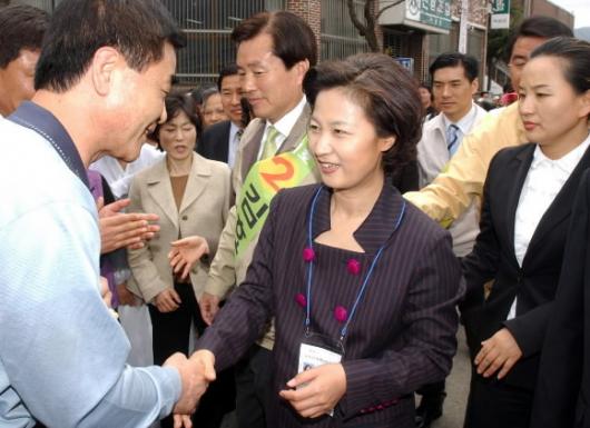 추위원장 곡성유세 민주당 곡성 유세 지원차 온 추미애 선대위장이 주민들과 일일이 악수를 하고있다. 오정식기자 oosing@