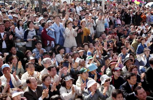 종반표심은 총선을 앞둔 마지막 주말인 11일 경기도 일산에서 열린 한 정당의 유세에 많은 시민들이 몰려들어 박수치고 환호하고 있다. 선거전이 종반으로 갈수록 높아지는 표심을 반영한다. 최해국기자 seaworld@