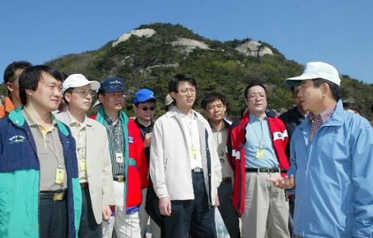 盧 북악산 등반 노무현 대통령이 탄핵되 지 한달 만인 11일 출입기자들과 함께 청와대 뒷산인 북악산을 오르다 최근의 심경을 솔직하게 털어놓고 있다. 청와대 제공
