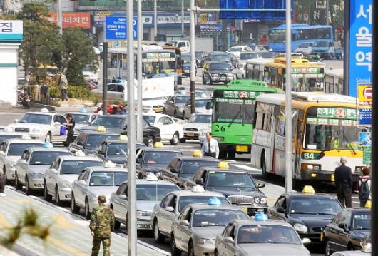 서울역앞 교통지옥 서울역 주차장 진입로를 가로막고 민자역사 앞 승객하차장에 늘어서 있는 영업용 택시들.이 때문에 서울역 주차장을 이용하려는 승용차와 정류장에 멈추려는 버스들이 진입을 못해 이 일대는 하루종일 교통지옥이다. 손원천기자 angler@