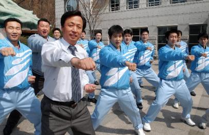 오강현(왼쪽) 한국가스공사 사장이 12일 성남시 분당의 본관 건물 입구에서 ‘KOGAS’ 태권도 선수단과 주먹지르기 동작을 함께 하고 있다. 분당 손원천기자 angler@
