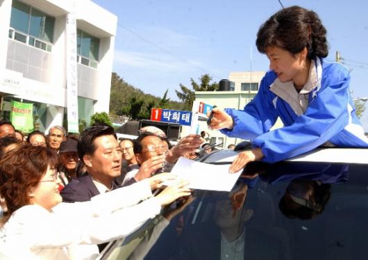 남해서 박근혜 한나라당 대표가 12일 경남 남해에서 승용차 선 루프로 몸을 빼올려 시민들에게 사인을 해주고 있다.남해 최해국기자 seaworld@