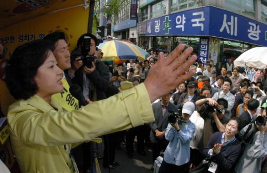서울서 추미애 민주당 선대위원장이 12일 서울 동대문구의 시장에서 손을 치켜올리면서 지지를 호소하고 있다.오정식기자 oosing@