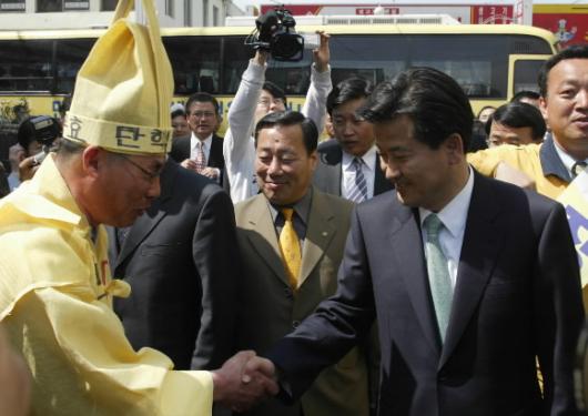 함평서 정동영 열린우리당 의장이 12일 전남 함평 시외버스 터미널에서 ‘탄핵무효’라는 문구가 쓰여진 망건에 상복차림을 한 선거운동원과 악수를 하고 있다. 함평 남상인기자 sanginn@