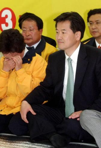 정동영 선대위원장 사퇴  열린우리당 정동영 의장이 12일 저녁 영등포 당사에서 긴급 기자회견을 통해 선거대책 위원장 사퇴를 밝힌 뒤 1층 회의실로 내려와 단식농성을 하고 있다.정 의장 옆에서 김희선 의원이 울먹이고 있다. 이종원기자 jongwon@