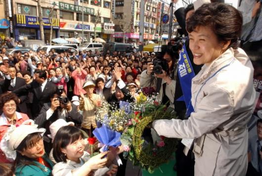 서울서
 한나라당 박근혜 대표가 13일 서울 구로시장에서 유세를 하던 도중 지지자로부터 꽃다발을 받고 환호하고 있다.
 최해국기자 seaworld@