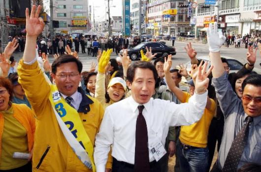 김포서
 열린우리당 김근태 원내대표는 13일 경기도 김포시청앞에서 유세를 갖고 정당기호인 3번을 가리키는 손가락 세개로 지지를 당부하고 있다.
 김포 남상인기자 sanginn@