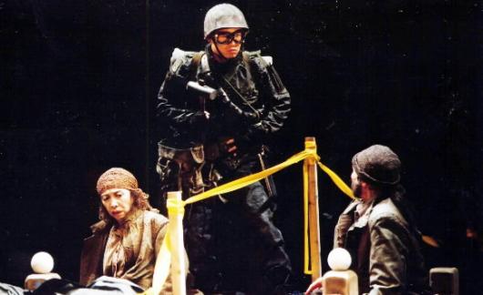 지난 12일 도쿄 신국립극장에서 세계 초연된 연극 ‘디 아더 사이드’의 한 장면.