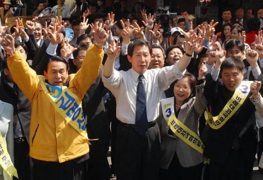 "우리당 기호3번" 선거를 하루 앞둔 14일 서울 영등포구 중앙시장에서 열린 열린우리당 유세에서 김근태원내대표와 지지자들이 손가락으로 기호3을 표시하며 지지를 호소하고 있다. 남상인기자 sanginn@