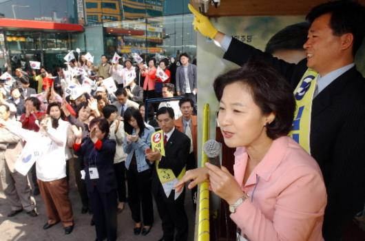 선거를 하루앞둔 14일 발산역에서 민주당 추미애 선대위장 지원유세. 오정식기자