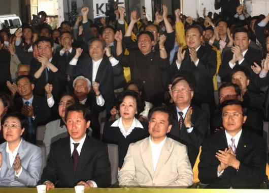 환호하는 열린우리당 15일 오후 6시 총선 투표 종료와 함께 출구조사 결과가 열린우리당의 압승으로 발표되자 정동영(앞줄 오른쪽) 의장이 감격스러워하고 있다. 남상인기자 sanginn@
