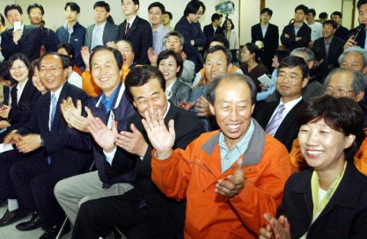 민주노동당 환호 단병호(앞줄 오른쪽 두번째) 당선자를 비롯한 민주노동당 당직자들이 15일 서울 여의도 당사에서 TV를 지켜보면서 박수를 치고 있다. 김명국기자 daunso@
