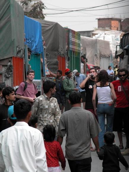배낭 여행자들과 현지인들이 뒤섞인 카트만두 거리.