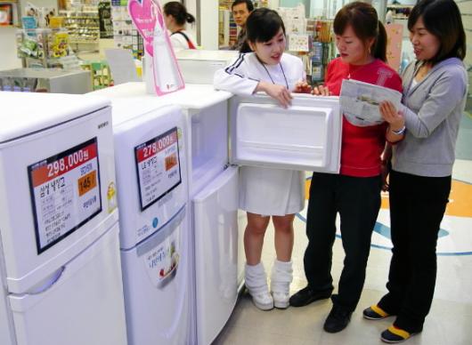 15일 롯데마트 서울 영등포점을 찾은 여성들이 소형 냉장고를 고르고 있다.
