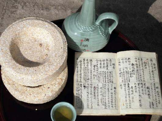 조선시대 과거시험을 앞두고 선비들이 마셨다는 청명주를 제조하는 데 쓰인 누룩(왼쪽)과 비방이 수록된 향전록.