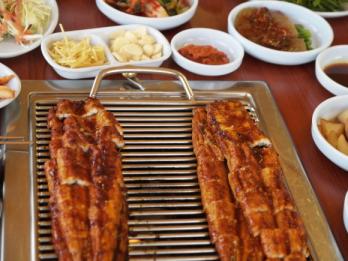 삽교호 장어촌 ‘옛날돌집장어’