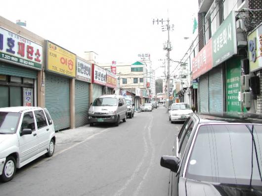 90년대 초반까지 불야성을 이루던 광주 전남도청 인근 인쇄골목.이곳 400여 업체들은 경기침체와 사라진 선거특수로 '보릿고개'를 겪고 있다.광주시의 인쇄센터 건립 계획으로 재기에 성공할 수 있을런지.