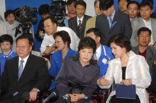 한나라당 박근혜 대표가 15일 밤 여의도 천막당사에서 개표방송을 지켜보면서 박찬숙 비례대표 당선자와 이야기를 하고 있다. 최해국기자 seaworld@