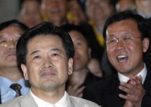 감격의 눈물 15일 오후 6시 총선 투표 종료와 함께 출구조사 결과가 열린우리당의 압승으로 발표되자 정동영 의장이 감격스러워하고 있다. 남상인기자 sanginn@