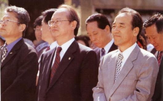 서울 강동갑에서 탄핵역풍을 뚫고 당선된 한나라당 김충환(오른쪽) 후보가 지난 1월 한 행사에서 '정치스승'이자 10년 동지였던 열린우리당 이부영 후보와 나란히 서 있다. 서울신문 포토라이브러리