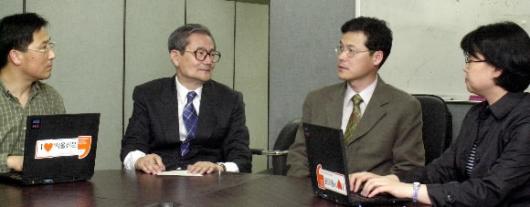 오석홍(왼쪽 두번째) 서울대 명예교수와 김영호(왼쪽 세번째) 성신여대 교수가 15일 밤 서울신문사 회의실에서 4.15 총선 결과가 주는 의미와 향후 정국전망 등에 대해 대답하고 있다. 강성남기자 snk@