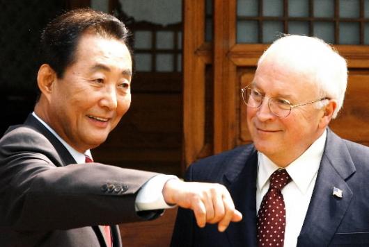 고건 대통령 권한대행이 16일 서울 삼청동 총리공관에서 방한중인 딕 체니 미 부통령과 회담을 갖기전 사진기자들에게 포즈를 취하고 있다. 사진공동취재단