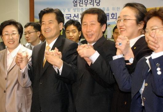 "파이팅" 16일 열린 열린우리당 상임중앙위 회의에서 정동영(왼쪽 두번째) 의장과 김근태(세번째) 원내대표가 한명숙(왼쪽) 당선자 등과 손을 맞잡고 파이팅을 외치고 있다. 남상인기자 sanginn@