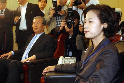 침통한 민주당 16일 오후 민주당 추미애 의원이 김종인 공동선대위원장과 비대위회의에서 굳은 표정으로 앉아있다. 오정식기자 oosing@