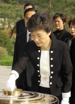 국립현충원 분향  한나라당 박근혜 대표가 총선 당선자들과 함께 16일 서울 국립현충원을 찾아 분향하고 있다.  최해국기자 seaworld@