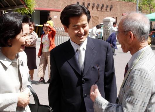 鄭의장 여유로운 휴일 일요일인 18일 정동영 열린우리당 의장이 부인 민혜경씨와 함께 서울 도곡동 양재성당을 찾아 신도들과 얘기를 나누고 있다. 손원천기자 angler@