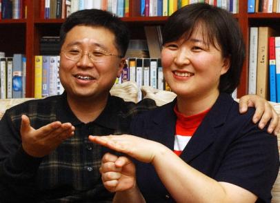 5년 동안 수화 보급을 위해 노력해온 이준우 (왼쪽) 교수와 부인 박송이 강사가 “당신을 사랑합니다.”라고 손으로 이야기하고 있다. 천안 손원천기자 angler@