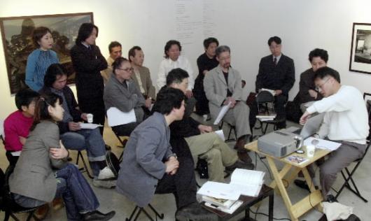 서울신문 창간 100주년 기념 ‘아테네올림픽 신화 화필기행’에 참여하는 작가와 관계자들이 17일 서울 안국동 사비나미술관에서 열린 워크숍에서 활발한 토론을 벌이고 있다. 강성남기자 snk@