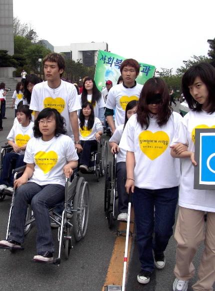 "불편함 느껴져요" 20일 장애인의날. 부산 동서대 사회복지학부 학생 100여명이 19일 교정에서 휠체어와 안대를 이용, 지체장애인이나 시각장애인들이겪는 불편함을 체험해 보고 있다 부산 왕상관 기자 skwang@