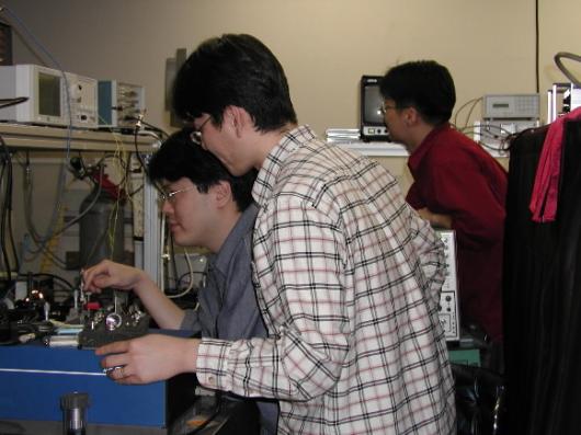 이공계 위기 속에서도 대다수 카이스트인은 순수과학의 길을 묵묵히 걸어가고 있다.카이스트 물리학과 대학원생들이 늦은 밤까지 나노레이저연구실에서 반도체 레이저 특성측정 실험을 하고 있다.  대전 이천열기자 sky@