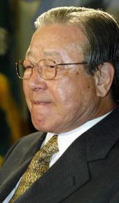 자민련 김종필총재가 19일 당선자들과의 대화 도중 정계은퇴 의사를 밝히고 있다 최해국기자 seaworld@