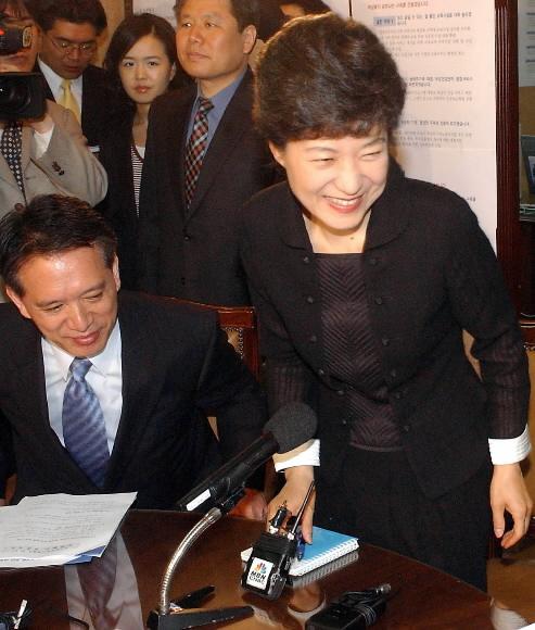 한나라당 박근혜 대표가 19일 서울 여의도 천막당사에서 열린 상임운영위원회에서 회의 주재를 위해 환하게 웃으면서 자리에 앉고 있다. 최해국기자 seaworld@