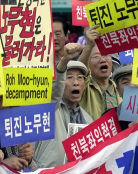 4·15총선이 끝난 첫 주말인 17일 보수와 진보단체 회원들이 잇따라 집회를 가졌다.이날 오후 북핵저지시민연대 등 보수단체 회원들이 서울 광화문에서 노무현 대통령 퇴진과 좌익척결을 주장하고 있다.서울신문 포토라이브러리