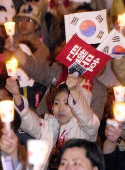 4·15총선이 끝난 첫 주말인 17일 보수와 진보단체 회원들이 잇따라 집회를 가졌다.이날 저녁 탄핵무효범국민운동이 주최한 촛불집회에 나선 회원들이 촛불과 함께 ‘탄핵무효’를 외치고 있다. 서울신문 포토라이브러리